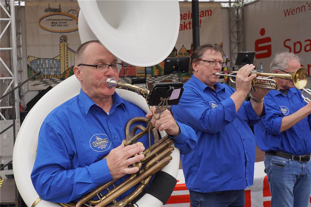 Das 38. Lütgendortmunder Dorffest entpuppte sich wieder als eine großartige Veranstaltung. Drei Tage lang war es rappelvoll rund um den Marktplatz. Ob Live-Bands, Festumzug oder Handwerker- und Kunstmarkt, das gesamte Programm fand wieder großen Anklang. Nicht nur die Menschen aus dem Stadtteil waren begeistert.