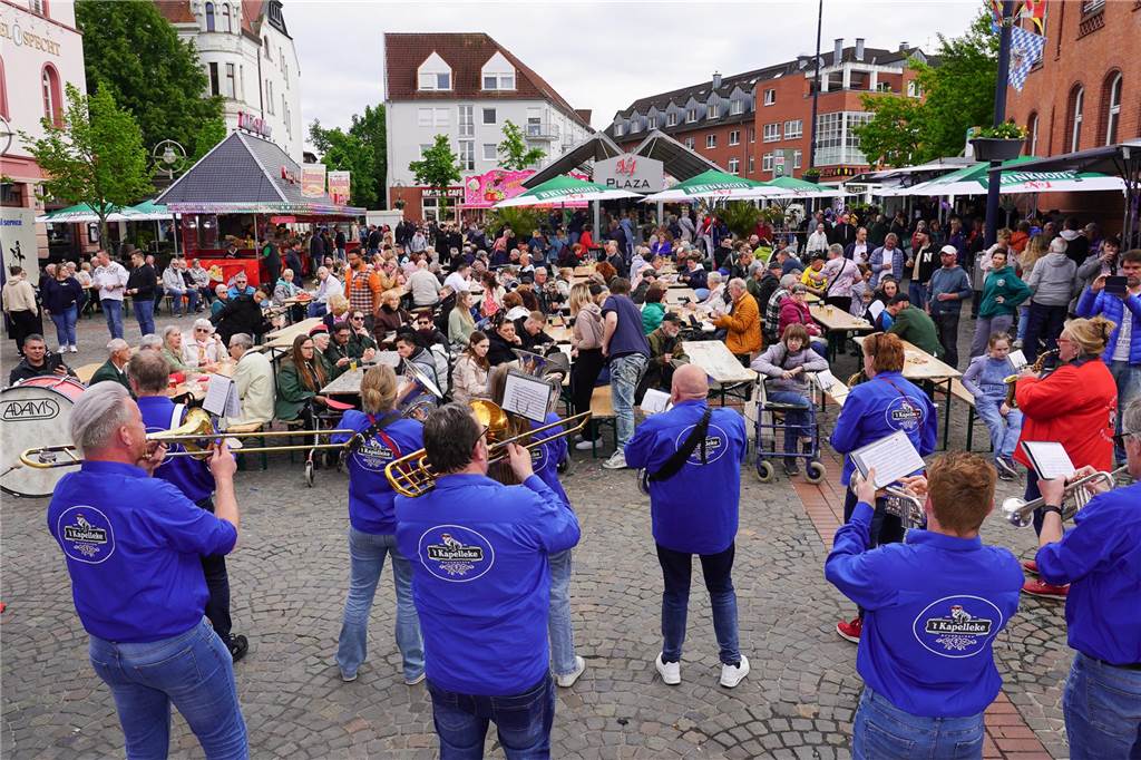 Das 38. Lütgendortmunder Dorffest entpuppte sich wieder als eine großartige Veranstaltung. Drei Tage lang war es rappelvoll rund um den Marktplatz. Ob Live-Bands, Festumzug oder Handwerker- und Kunstmarkt, das gesamte Programm fand wieder großen Anklang. Nicht nur die Menschen aus dem Stadtteil waren begeistert.