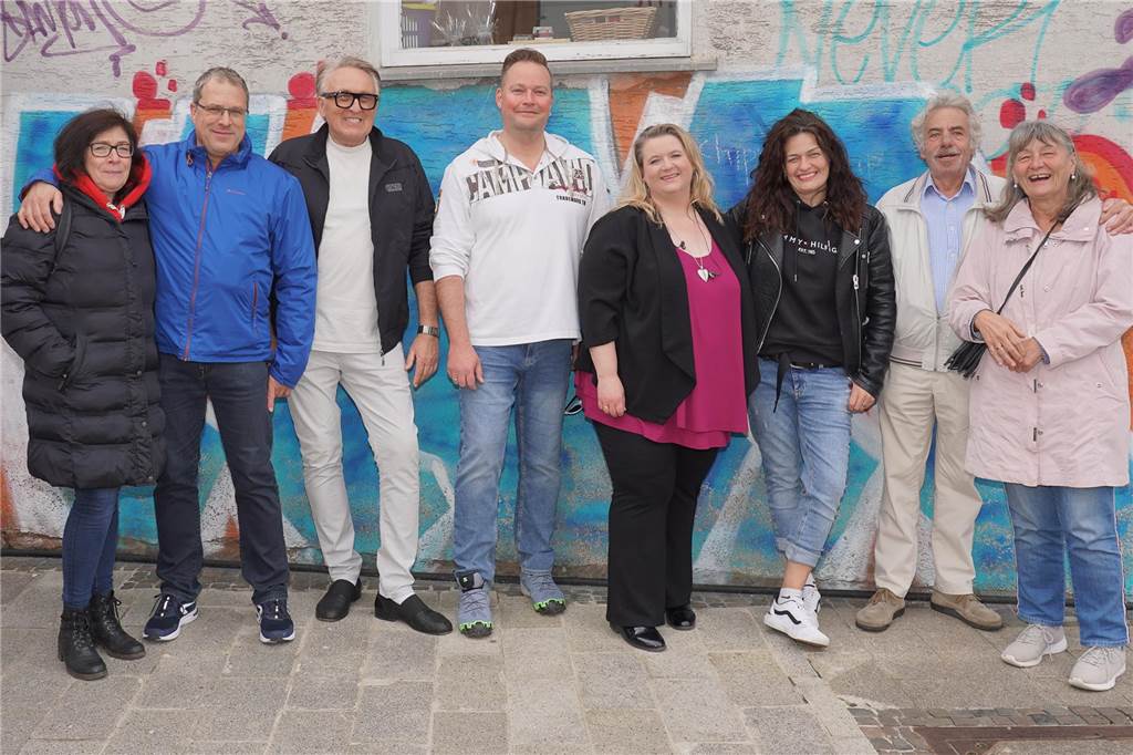 Das 38. Lütgendortmunder Dorffest entpuppte sich wieder als eine großartige Veranstaltung. Drei Tage lang war es rappelvoll rund um den Marktplatz. Ob Live-Bands, Festumzug oder Handwerker- und Kunstmarkt, das gesamte Programm fand wieder großen Anklang. Nicht nur die Menschen aus dem Stadtteil waren begeistert.