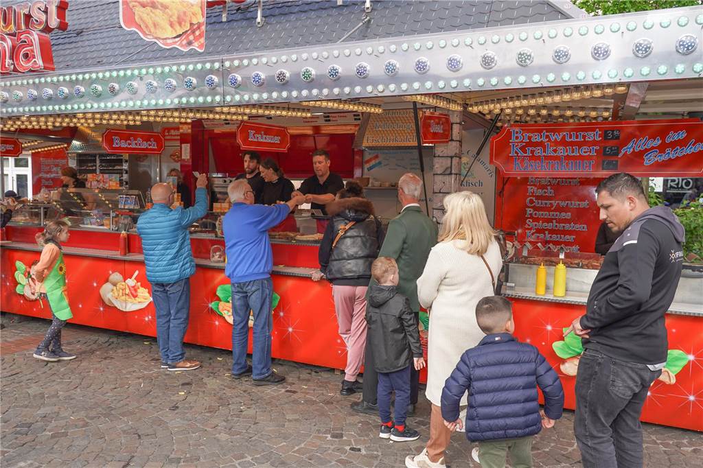 Das 38. Lütgendortmunder Dorffest entpuppte sich wieder als eine großartige Veranstaltung. Drei Tage lang war es rappelvoll rund um den Marktplatz. Ob Live-Bands, Festumzug oder Handwerker- und Kunstmarkt, das gesamte Programm fand wieder großen Anklang. Nicht nur die Menschen aus dem Stadtteil waren begeistert.