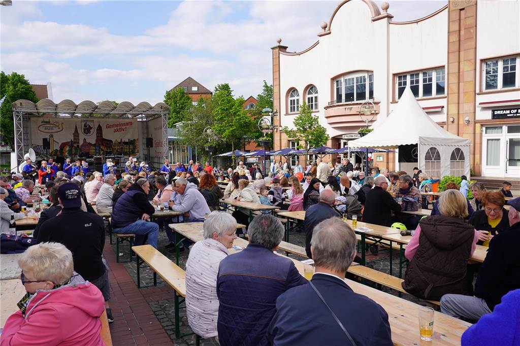 Das 38. Lütgendortmunder Dorffest entpuppte sich wieder als eine großartige Veranstaltung. Drei Tage lang war es rappelvoll rund um den Marktplatz. Ob Live-Bands, Festumzug oder Handwerker- und Kunstmarkt, das gesamte Programm fand wieder großen Anklang. Nicht nur die Menschen aus dem Stadtteil waren begeistert.