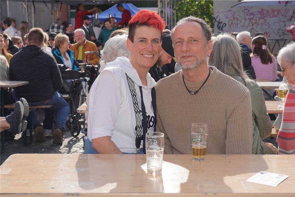 Das 38. Lütgendortmunder Dorffest entpuppte sich wieder als eine großartige Veranstaltung. Drei Tage lang war es rappelvoll rund um den Marktplatz. Ob Live-Bands, Festumzug oder Handwerker- und Kunstmarkt, das gesamte Programm fand wieder großen Anklang. Nicht nur die Menschen aus dem Stadtteil waren begeistert.