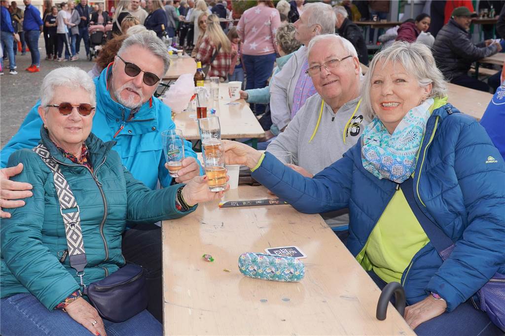 Das 38. Lütgendortmunder Dorffest entpuppte sich wieder als eine großartige Veranstaltung. Drei Tage lang war es rappelvoll rund um den Marktplatz. Ob Live-Bands, Festumzug oder Handwerker- und Kunstmarkt, das gesamte Programm fand wieder großen Anklang. Nicht nur die Menschen aus dem Stadtteil waren begeistert.