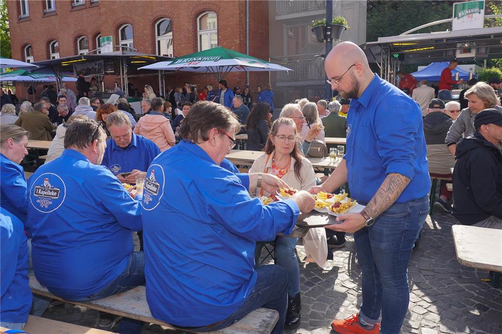 Das 38. Lütgendortmunder Dorffest entpuppte sich wieder als eine großartige Veranstaltung. Drei Tage lang war es rappelvoll rund um den Marktplatz. Ob Live-Bands, Festumzug oder Handwerker- und Kunstmarkt, das gesamte Programm fand wieder großen Anklang. Nicht nur die Menschen aus dem Stadtteil waren begeistert.