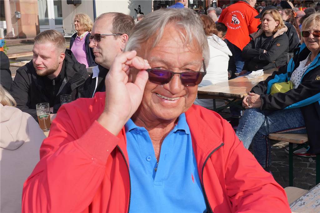Das 38. Lütgendortmunder Dorffest entpuppte sich wieder als eine großartige Veranstaltung. Drei Tage lang war es rappelvoll rund um den Marktplatz. Ob Live-Bands, Festumzug oder Handwerker- und Kunstmarkt, das gesamte Programm fand wieder großen Anklang. Nicht nur die Menschen aus dem Stadtteil waren begeistert.