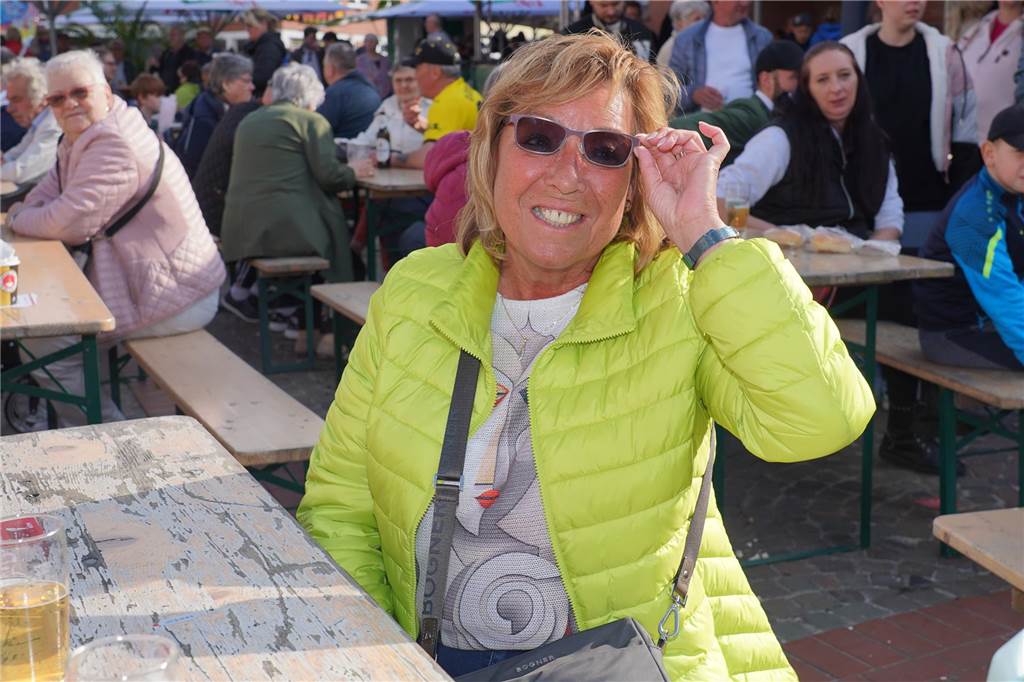 Das 38. Lütgendortmunder Dorffest entpuppte sich wieder als eine großartige Veranstaltung. Drei Tage lang war es rappelvoll rund um den Marktplatz. Ob Live-Bands, Festumzug oder Handwerker- und Kunstmarkt, das gesamte Programm fand wieder großen Anklang. Nicht nur die Menschen aus dem Stadtteil waren begeistert.