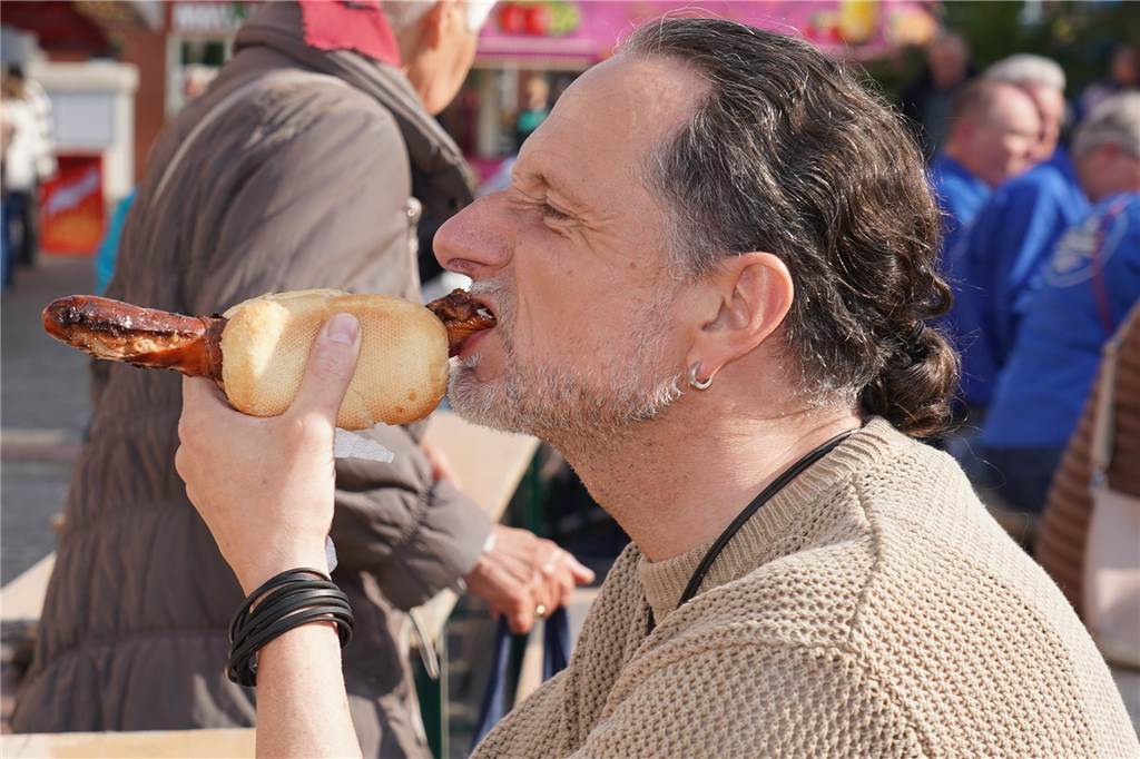 Das 38. Lütgendortmunder Dorffest entpuppte sich wieder als eine großartige Veranstaltung. Drei Tage lang war es rappelvoll rund um den Marktplatz. Ob Live-Bands, Festumzug oder Handwerker- und Kunstmarkt, das gesamte Programm fand wieder großen Anklang. Nicht nur die Menschen aus dem Stadtteil waren begeistert.