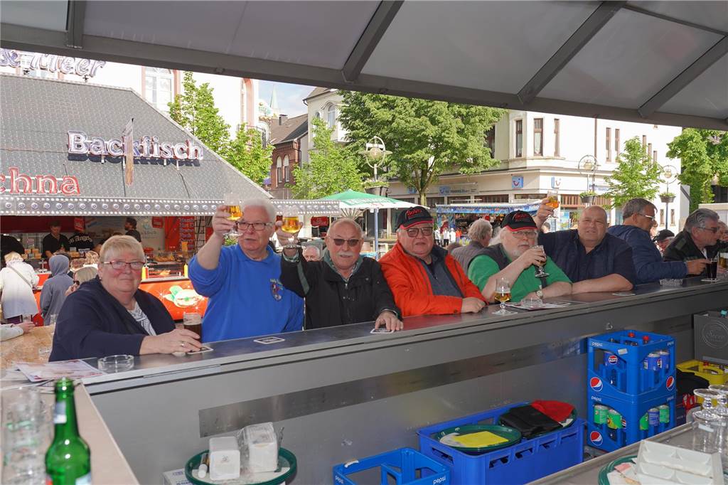 Das 38. Lütgendortmunder Dorffest entpuppte sich wieder als eine großartige Veranstaltung. Drei Tage lang war es rappelvoll rund um den Marktplatz. Ob Live-Bands, Festumzug oder Handwerker- und Kunstmarkt, das gesamte Programm fand wieder großen Anklang. Nicht nur die Menschen aus dem Stadtteil waren begeistert.