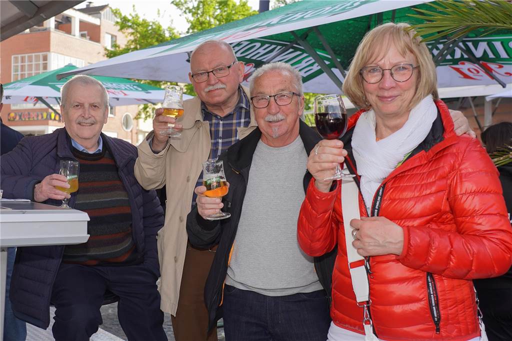Das 38. Lütgendortmunder Dorffest entpuppte sich wieder als eine großartige Veranstaltung. Drei Tage lang war es rappelvoll rund um den Marktplatz. Ob Live-Bands, Festumzug oder Handwerker- und Kunstmarkt, das gesamte Programm fand wieder großen Anklang. Nicht nur die Menschen aus dem Stadtteil waren begeistert.
