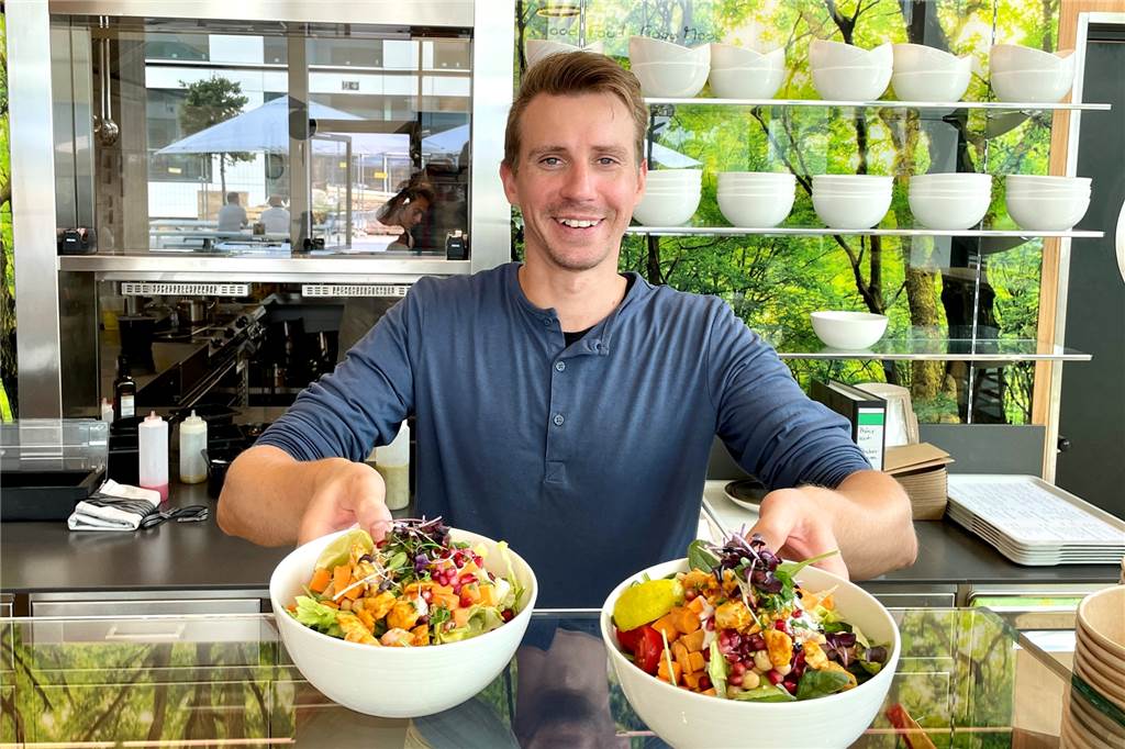 Innovativste Gastro-Meile Dortmunds: Vom Food-Truck bis zum Familienrestaurant Das „5 Days" ist für Bowls und Salate bekannt. Bistro-Leiter Pascal Jaksch sorgt für ein malerisches Topping.