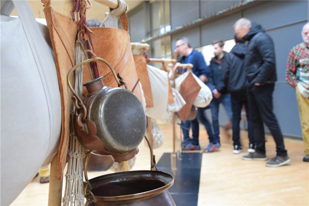 Das LWL-Römermuseum feiert Geburtstag mit Hunderten Besuchern Das 50 Kilogramm schwere Marschgepäck zieht viele Blicke auf sich.