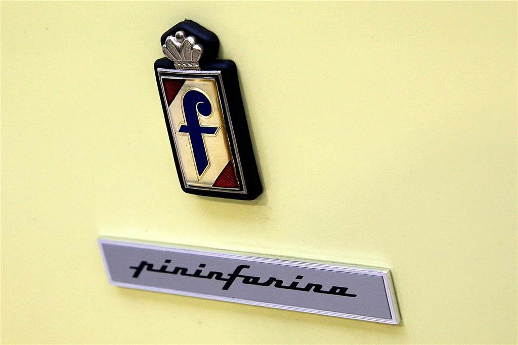 Cruisen im Cabrio: Christian Hölpers Leidenschaft gehört dem Peugeot 504 Schriftzug und Logo der Design-Schmiede Pininfarina