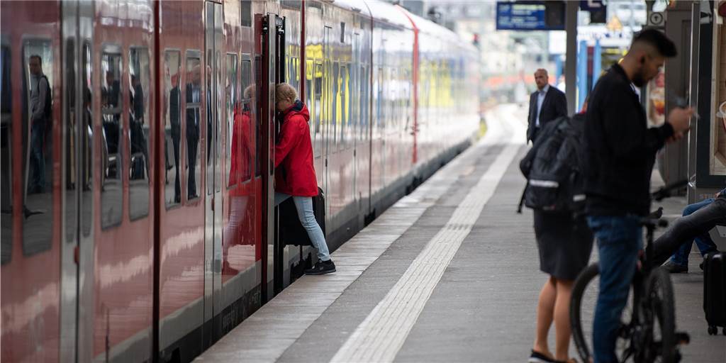 9-Euro-Ticket in NRW: Verkauf startet heute - Was Sie über das Ticket wissen müssen Eine Zugreisende steigt am Stuttgarter Hauptbahnhof in einen Regionalzug der Deutschen Bahn ein.