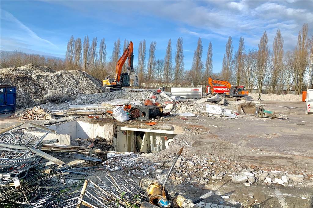 Ehemaliger Baumarkt an der B1 wird abgerissen: Es folgt etwas Großes Das Abbruchmaterial wird an Ort und Stelle zerkleinert und dann abgefahren.