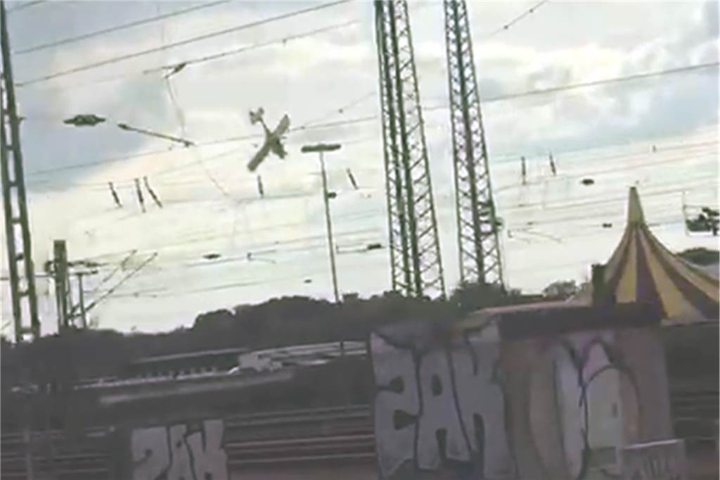 Nach Flugzeugabsturz neben Zirkuszelt in Duisburg: Ermittler nennen erste Details Das abstürzende Flugzeug neben dem Zirkus Flic Flac in Duisburg.