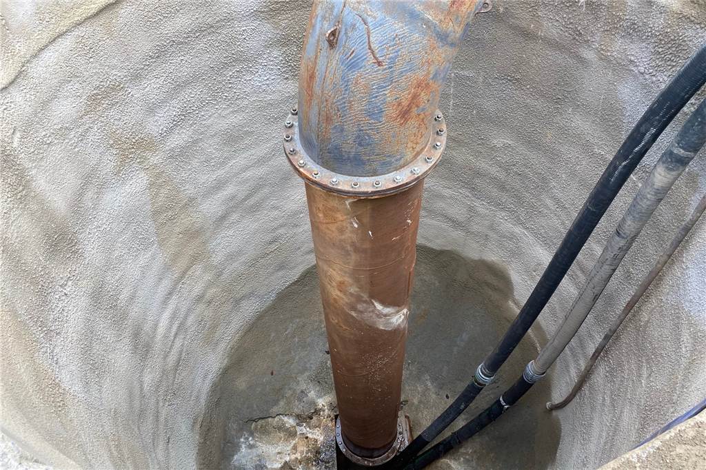 Gestählt für 150 Jahre: Riesen-Baustelle nach Tagesbruch bleibt bis 2021 Das Abwasser wird derzeit durch ein anderes Rohr geleitet.