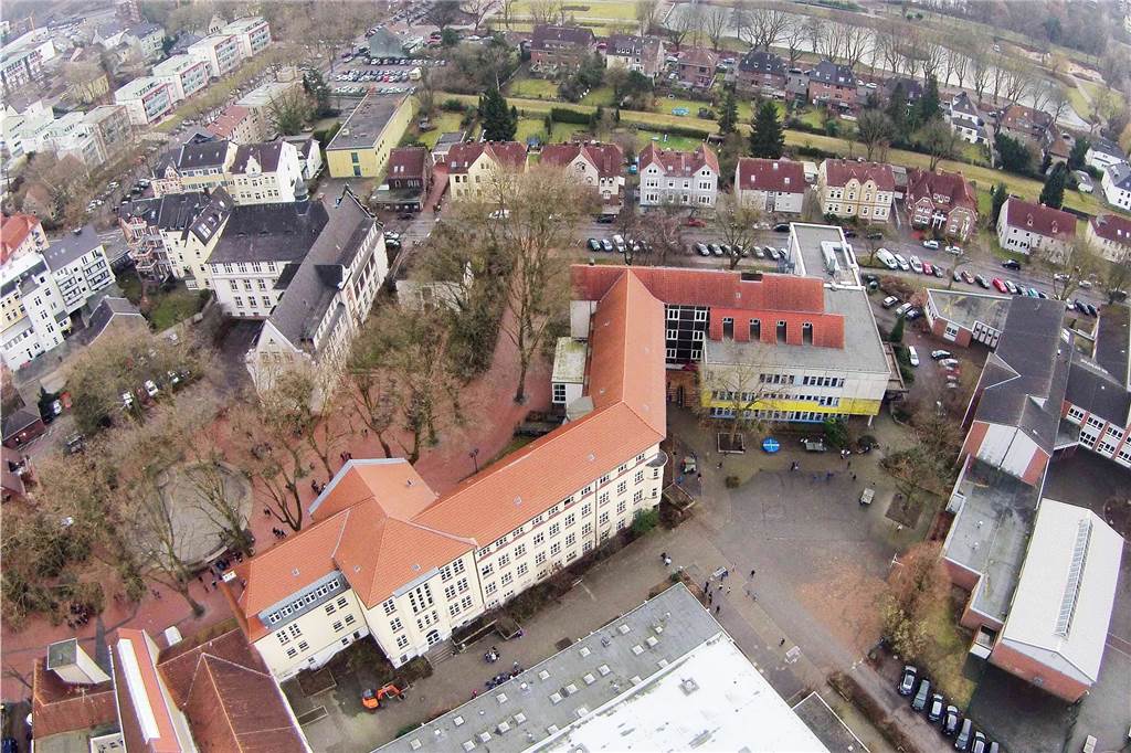 Schulleiter im Interview: „Ich nenne es das völlig andere Alltagsgeschäft“ Das Adalbert-Stifter-Gymnasium in der Castroper Altstadt: Über 1000 Schüler und Lehrer, zwei Schulhöfe drei Gebäude und eine Sporthalle - der Corona-Alltag nach den Ferien ist für alle Beteiligten mit einiger Anstrengung verbunden.
