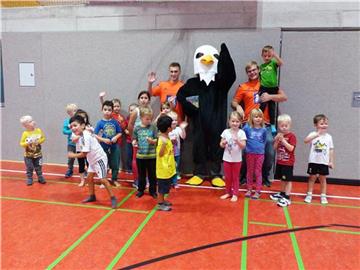 Das Adler-Maskottchen zusammen mit den Teilnehmern der ersten Ballschulstunde sowie den MiMa-Sports-Trainern Marco Mowinkel (h.r.) und Nicolai Behr (h.l.).