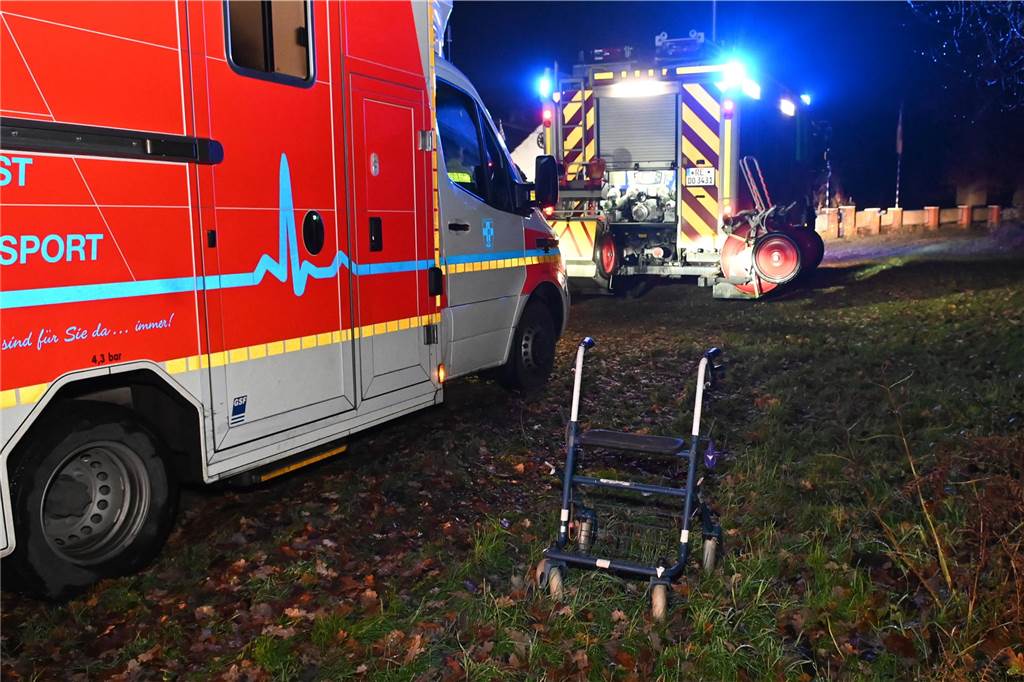 Feuerwehr-Einsatz in Dorsten: Ehepaar wird vor Schlimmeren bewahrt Das ältere Ehepaar wurde noch vor Ort von Notarzt und Rettungsdienst versorgt.