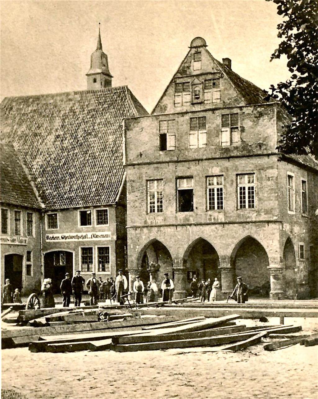 Das Alte Rathaus kann jetzt sprechen - dank eines Podcast-Projekts Das älteste Foto des Werner Rathauses stammt aus der Zeit um 1890. Auf dem Schwarz-Weiß-Bild sind auch mehrere Menschen zu sehen, die sich um den Brunnen in der Marktplatzmitte versammelt haben.