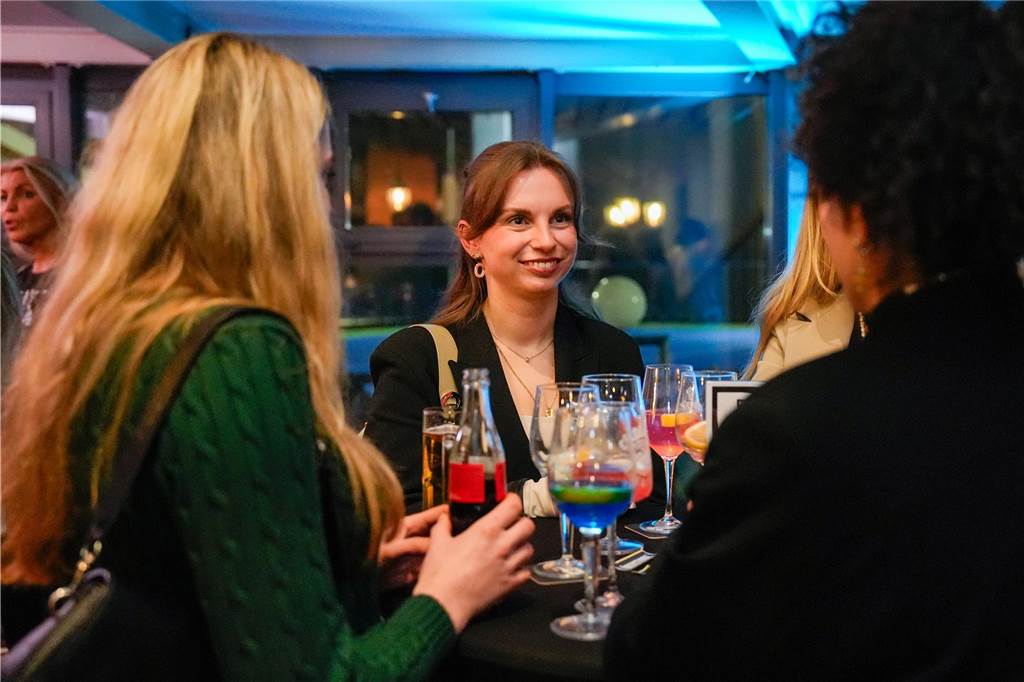 Das Afterwork-Event „Überstunde“ fand am Donnerstag (23.1.) in Toyka’s Bistro & Café, dem „Herzstück des größten Sportvereins Dortmunds – dem TSC Eintracht Dortmund“, wie es die Veranstalter formulieren, statt.