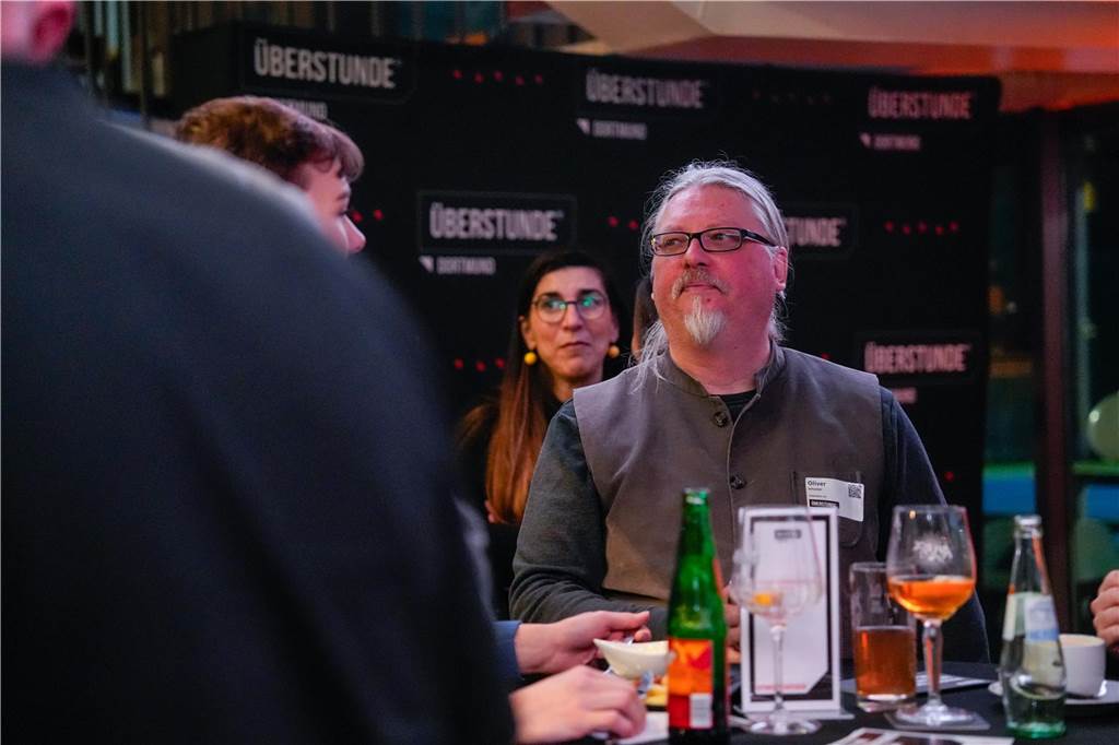 Das Afterwork-Event „Überstunde“ fand am Donnerstag (23.1.) in Toyka’s Bistro & Café, dem „Herzstück des größten Sportvereins Dortmunds – dem TSC Eintracht Dortmund“, wie es die Veranstalter formulieren, statt.