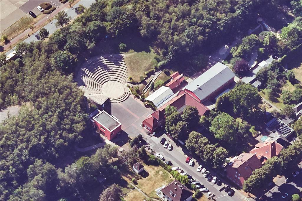 Tierschutzfest feiert Premiere im Agora-Kulturzentrum Das Agora-Kulturzentrum in Ickern End mit dem markanten Amphitheater: Früher war hier und im Bereich Rapensweg / Horststraße die Zeche Ickern 1/2 beheimatet.
