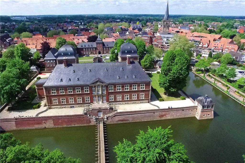 XXL-Abbild der Ahauser Bevölkerung entsteht Panoramaansicht des Ahauser Schlosses samt Schlosspark