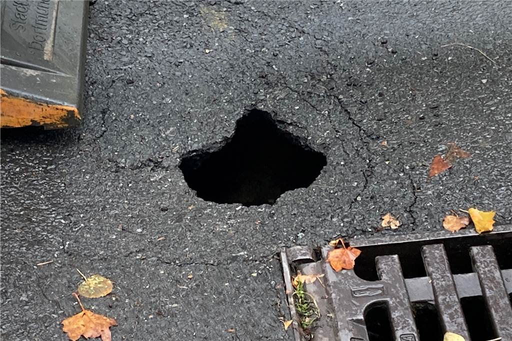 Tagesbruch: Der Straßen-Horror von 2018 soll sich nicht wiederholen Das aktuelle Loch habe sich in seiner unterirdischen Ausmessung seit seiner Entdeckung am Freitag, 8. Oktober, nicht vergrößert, so die Stadt.