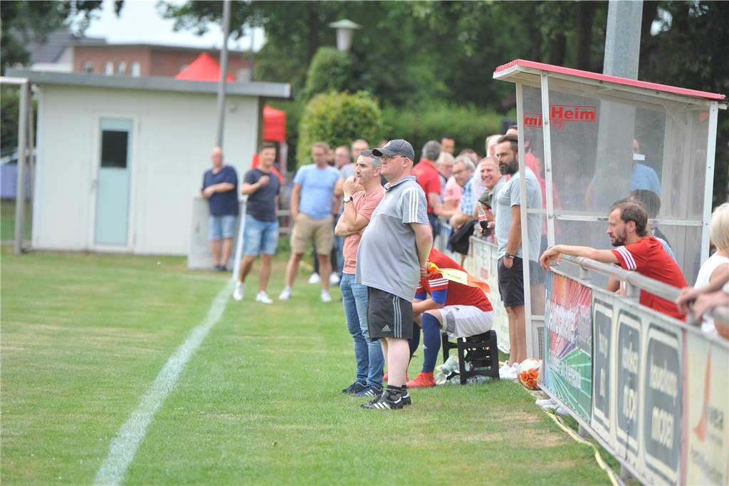 FC Oldenburg: Von der Thekenmannschaft zum B-Kreisligisten in 50 Jahren Das aktuelle Trainerduo Francisco Fraca und Guido Meyer hat hier das Geschehen von der Bank aus im Blick. Der FC Oldenburg, als Thekenmannschaft gestartet, hat im Jubiläumsjahr eine gut ausgestattete Sportanlage.