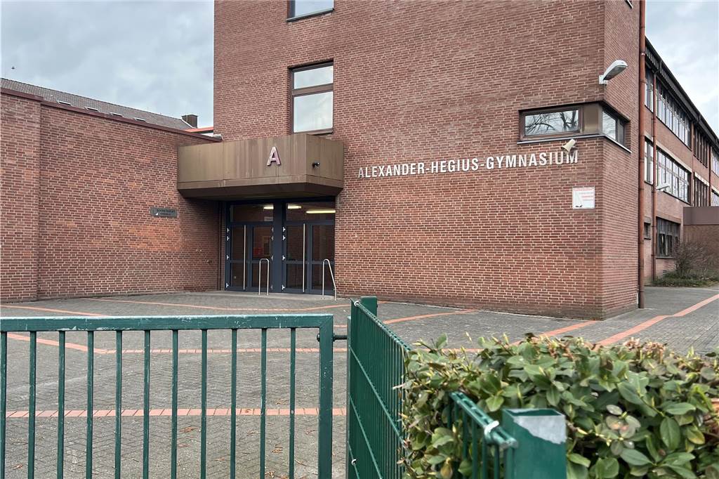 Universitätstag: Paul und David schauen in fremde Fachbereiche Das Alexander-Hegius-Gymnasium war am Dienstagnachmittag keine Schule, sondern vielmehr ein Universitätscampus.