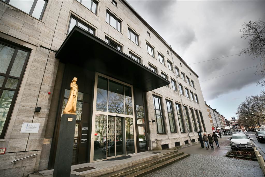 Riesen-Geldspeicher an der B1: Die Eröffnung verzögert sich Das alte Bundesbank-Gebäude am Hiltropwall 16 steht zum Verkauf.