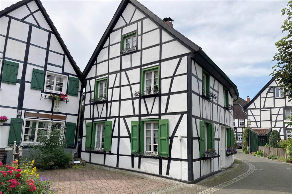 Grundsteuer: Bürger zahlt nun 1000 Prozent mehr für Doppelhaushälfte Blick in eine Gasse des Alten Dorfs Westerholt mit vielen Fachwerkhäusern.