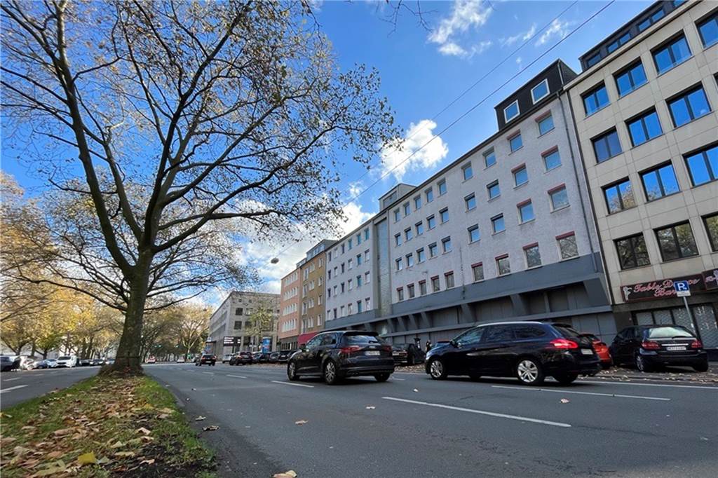 Abrisspläne für Haus am Wall: Michael Afhüppe erklärt das Vorhaben Autos fahren an einem leerstehenden Gebäude am Hohen Wall in Dortmund vorbei.