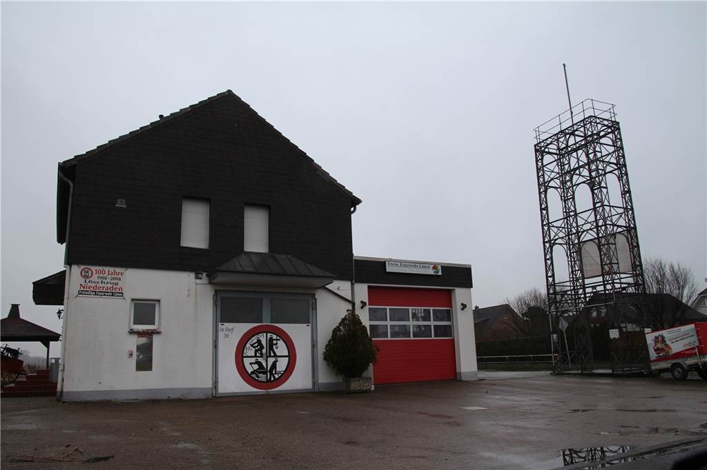 Rohbau steht: Feuerwehr in Niederaden zieht nächstes Jahr um Das alte Gebäude ist etwas in die Jahre gekommen.