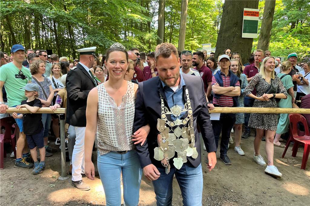Das alte Königspaar, Matthias Gördes und Anja Heimann, machte sich nach dem Königsschuss auf den Weg, um dem neuen Königspaar zu gratulieren.