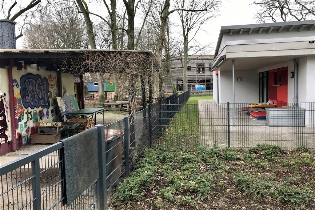 Millionenprojekt Marcel-Callo-Haus macht wieder Fortschritte Das alte Marcel-Callo-Haus (l.) wird abgerissen, wenn das neue fertig ist. Es macht dann Platz für einen Spielplatz des Rochus-Kindergartens (r.).