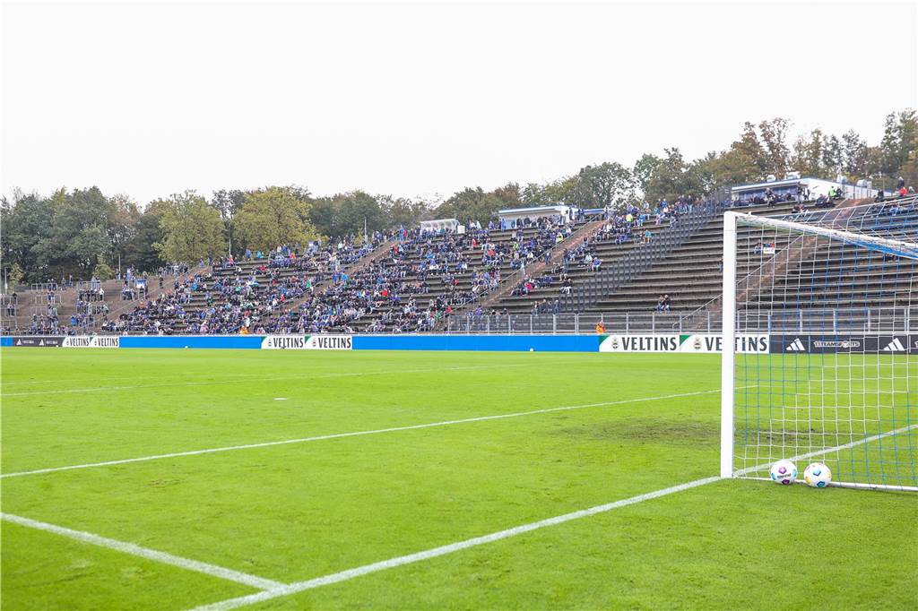 Neue Sitzplatztribüne im Parkstadion feiert Premiere: Das alte Parkstadion bleibt die Spielstätte mehrerer Schalker Mannschaften.
