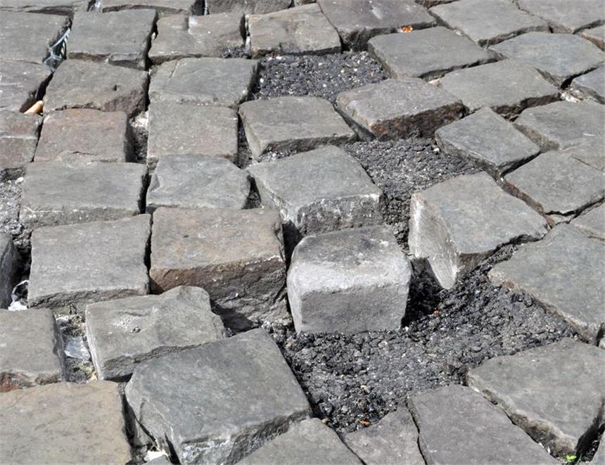 Steine vom alten Castroper Markt werden verkauft Das alte Pflaster des Castroper Marktplatzes: Ein Dortmunder Unternehmen bietet die Steine jetzt zum Verkauf an.