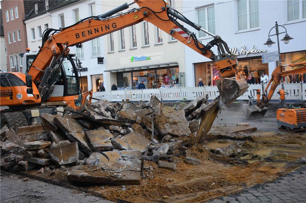 Marktplatz von Dorsten wird mit schweren Baumaschinen komplett aufgebrochen Das alte Pflaster des Marktplatzes wird von den Baggerschaufeln aufgenommen und zertrümmert.
