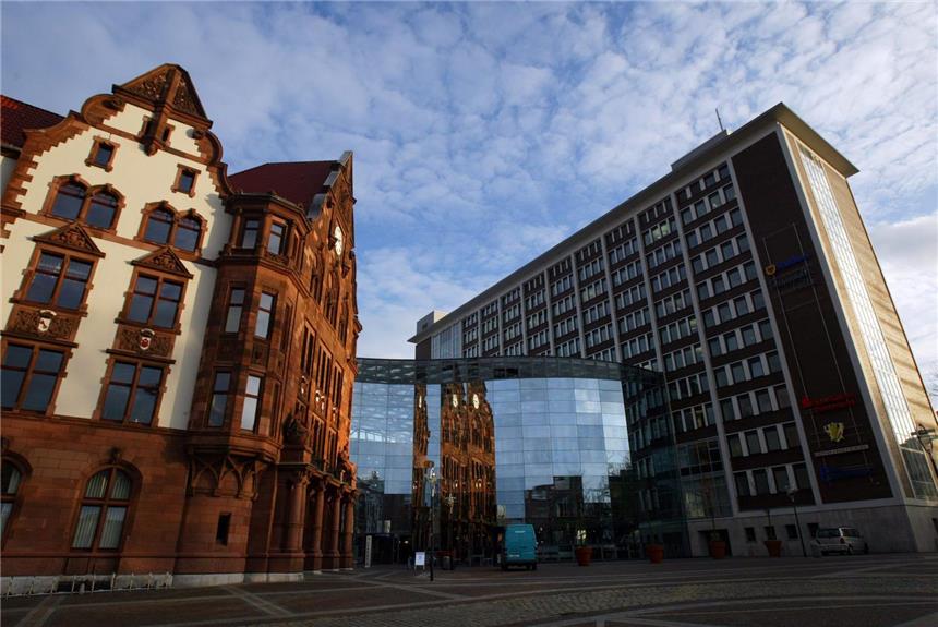 Dortmunder Stadtverwaltung will 230 neue Stellen Das alte Rathaus und das Stadthaus am Friedensplatz.