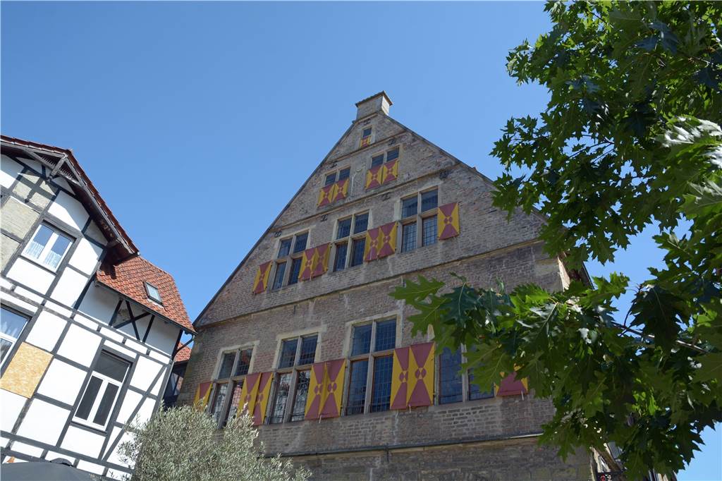 Das Alte Rathaus vom Kirchplatz aus betrachtet