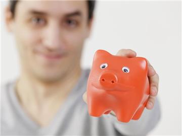 Das alte Sparschwein in die Hand nehmen und zur Hausbank bringen, eine gute Idee. Aber welches Sparprodukt lohnt sich wirklich? Foto: Monique Wüstenhagen