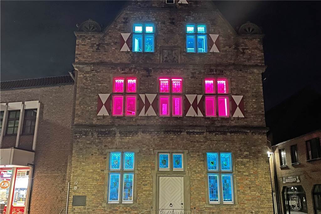Mit Video: Die ersten Gebäude erstrahlen in effektvollem Licht Das alte Steinhaus, das die Stadtbücherei beherbergt, weist eine schöne Fensterbeleuchtung auf.