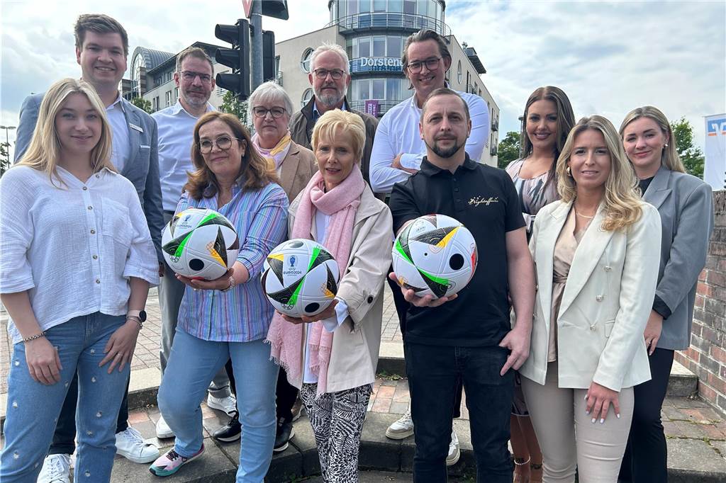 Altstadtfest: Programm mit Besonderheiten, wichtige Fläche fällt weg Vertreter der Sponsoren des Altstadtfestes 2024 in Dorsten halten EM-Bälle in der Hand.