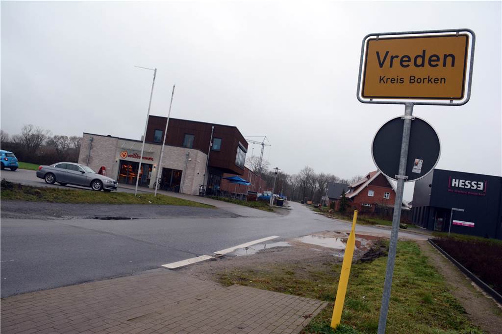 Durchgangsverkehr im Wohngebiet Fasanenweg-Klosterhook ärgert Anwohner Das am Eichenweg/Ecke Ringstraße gelegene Café ziehe viel von dem Durchgangsverkehr an, monieren Jan Hoffschlag und Heinz Schüring. Das Foto zeigt die Perspektive von der Ringstraße aus.