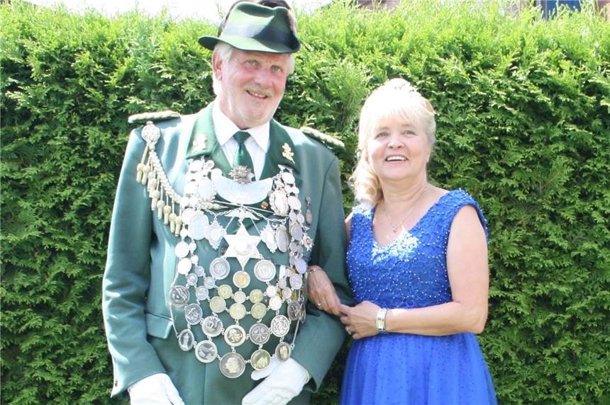 Schützenball 2020 in Cappenberg wird auf späteren Termin verlegt Das amtierende Cappenberger Königspaar: Detlev I. Ringe und Anneliese I. Ricono: Gemeinsam mit dem Vereinsvorstand hat sich das Paar auf einen neuen Termin für den geplanten Königsball geeinigt.
