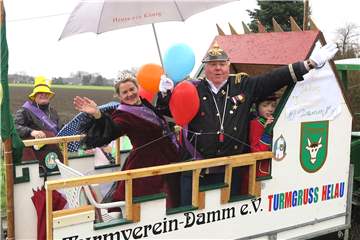 Das amtierende Dammer Schützen-Kaiserpaar Herbert Schwiening und Gitti Görs durfte den Wagen des Turmvereins beim Umzug benutzen.