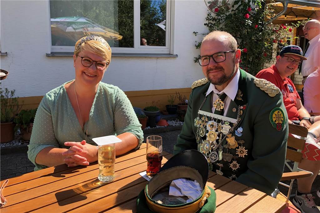 Corona verdammte ihn ins Exil – Vogel der Heideschützen endlich enthüllt Das amtierende Kaiserpaar Saskia I. (Rügge) und Frank I. (Rügge).