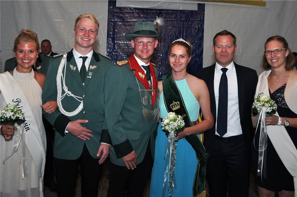 Das amtierende Königspaar: Josef IV. Hovenjürgen mit Lydia I. Schlüter. Zur Seite standen ihm während seiner Regentschaft zudem Prinz Simon Schlüter und Prinzessin Nadine Vofrei (links), außerdem noch das Ehrenpaar Katharina und Rene Lorenz (rechts).